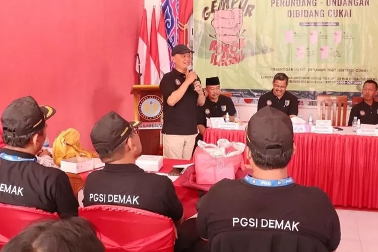 Ketua DPRD Kabupaten Demak Fahrudin Bisri Slamet saat peresmian Gedung Merah Putih PGSI Demak. (zaidi)