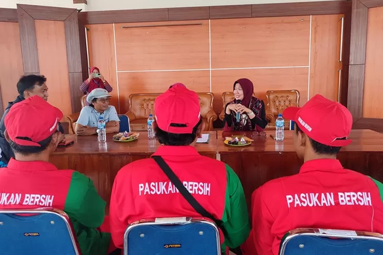 Dinparta Demak berikan semangat agar petugas kebersihan bekerja dengan semangat wujudkan lokasi yang nyaman untuk pengunjung di wisata Demak (ivo)