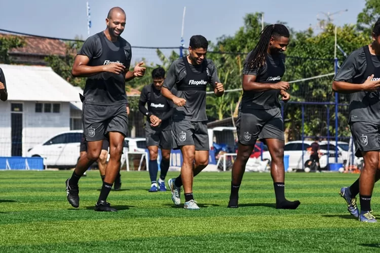 Pemain asing PSIS Semarang, Lucas Gamma, Vitinho dan Carlos Fortes saat mengikuti sesi latihan, Rabu 13 September 2033.  (Ayosemarang.com/ Audrian Firhannusa)