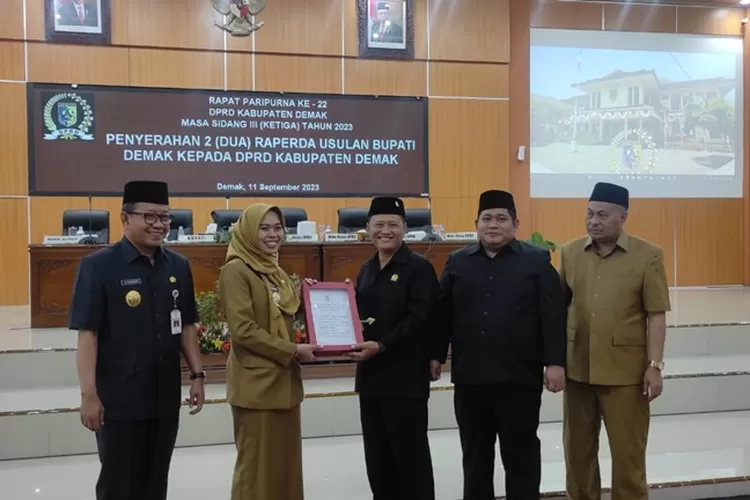 Bupati Demak Eistianah saat menyerahkan usulan Raperda tentang kawasan tanpa rokok ke Ketua DPRD Kabupaten Demak H.S Fahrudin Bisri Slamet. (Zaidi)