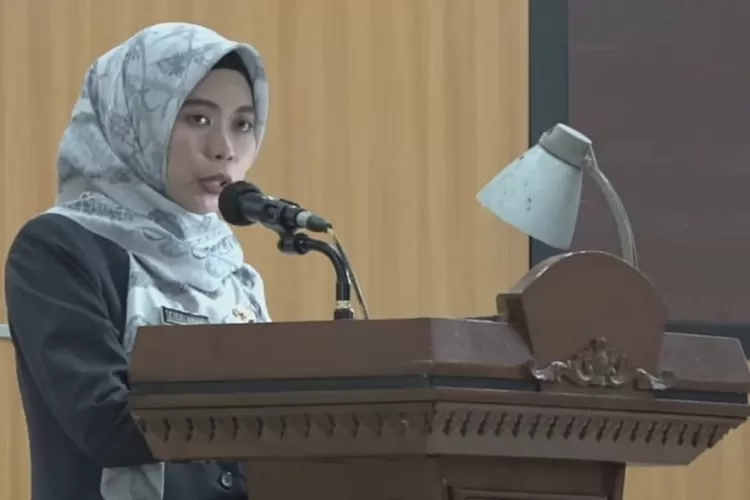 Bupati Demak Eisti'anah saat menyampaikan pandangan umum terhadap ususlan Raperda tentang Penyelenggaraan Perikanan.