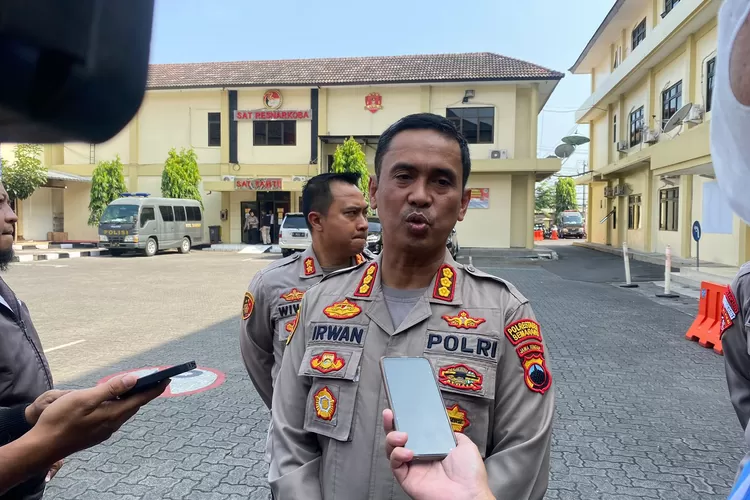 Kapolrestabes Semarang Kombes Irwan Anwar melarang anggotanya untuk melakukan like dan komentar ke postingan peserta Pemilu 2024.  ((Ayosemarang.com/ Audrian Firhannusa))