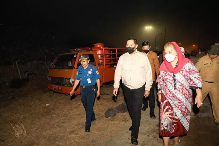 PJ Gubernur Jateng Nana Sudjana bersama Wali Kota Semarang Hevearita Gunaryanti Rahayu saat meninjau kebakaran di TPA Jatibarang.  (Humas Jateng)
