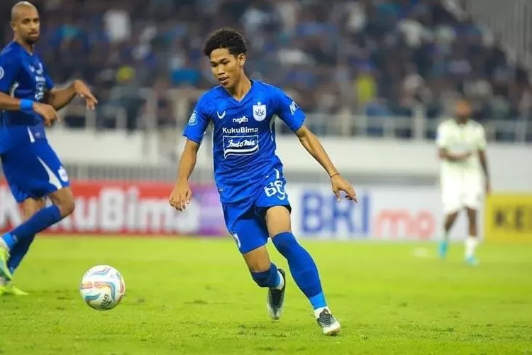 Tri Setiawan dibela oleh Gilbert Agius usai main buruk lawan Persis Solo.  ((Instagram Tri Setiawan))