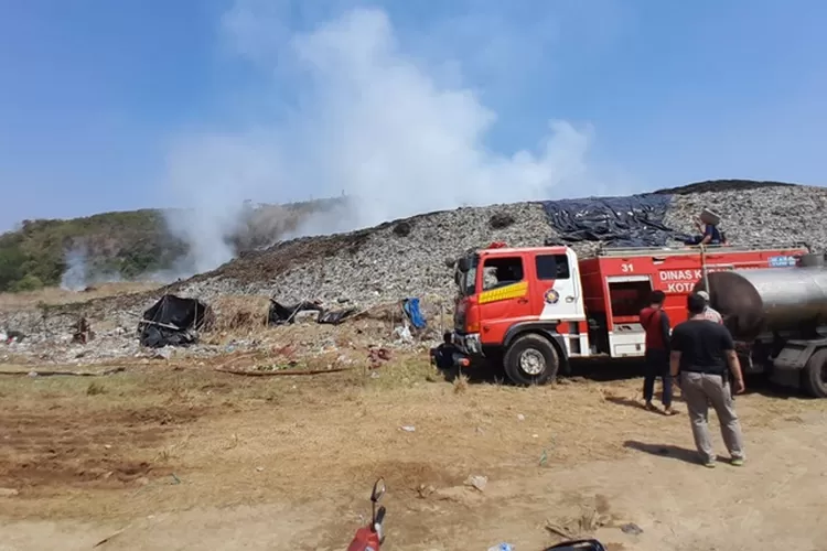 Damkar masih siaga di TPA Jatibarang Semarang meskipun kebakaran sudah padam.  (Ayosemarang.com/ Audrian Firhannusa)