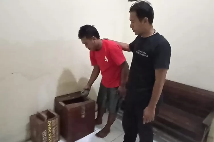 Tersangka pencurian kotak amal diperiksa di Mapolsek Patebon usai ditangkap di lokalisasi Gambilangu Kaliwungu.  ((edi prayitno/kontrinbutorr Kendal))