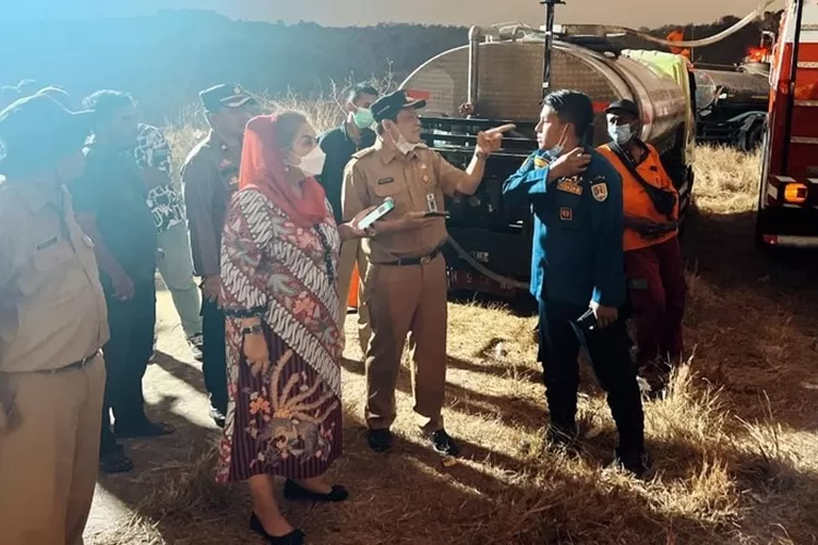 Ade Bhakti saat bersama Wali Kota Semarang Hevearita Gunaryanti Rahayu ketika kebakaran di TPA Jatibarang Semarang. (Istimewa)