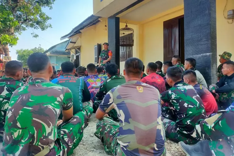 Dandim 0715 Kendal memberikan arahan kepada pasukan yang akan diterjunkan dalam pelaksanaan TMMD regular ke 118.  (edi prayitno/kontributor kendal)