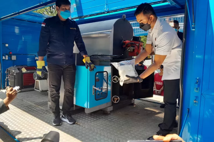 Dirresnarkoba Polda Jateng Kombes Anwar Nasir saat memusnahkan barang bukti narkoba dan ganja.  ((Ayosemarang.com/ Audrian Firhannusa))