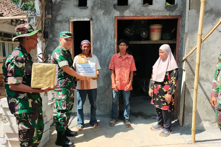 Dandim 0715 Kendal menyerahkan bantuan sembako untuk warga kurang mampu.  ((edi prayitno/kontributor Kendal))