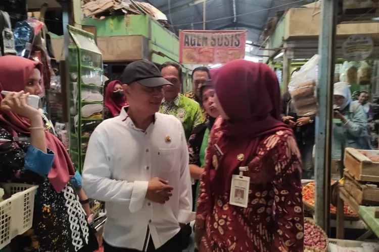 Ketua DPRD Kabupaten Demak baju putih saat mendampingi Bupati Demak Eisti'anah untuk meninju harga beras di Pasar Karanganyar, Kudus. (zaidi)