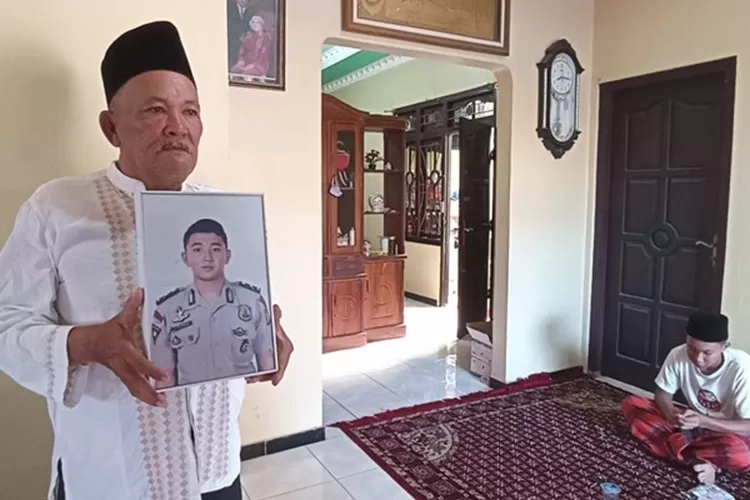 Sutarto ayah Brigadir Polisi Setyo Herlambang ajudan Kapolda Kalimantan Utara yang tewas .  (Edi Prayitno/ kontributor Kendal)