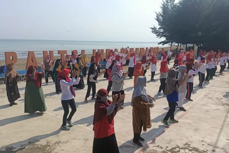 sebanyak 150 lansia ikut senam sehat sembari berwisata di Pantai Indah Kemangi Sabtu 23 September 2023.  (Edi Prayitno/ kontributor Kendal)