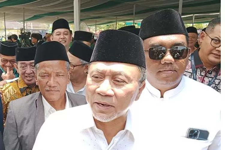 Ketua Umum PAN Zulkifli Hasan usai membuka Muktamar ke-10 Rifaiyah di GOR Abirawa, Kabupaten Batang, Jawa Tengah