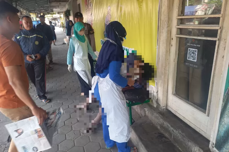 Polisi melakukan olah tempat kejadian penemuan seorang pria yang tewas dengan posisi duduk di depan toko Sabtu 23 september 2023.  ((edi prayitno/kontributorr Kendal))