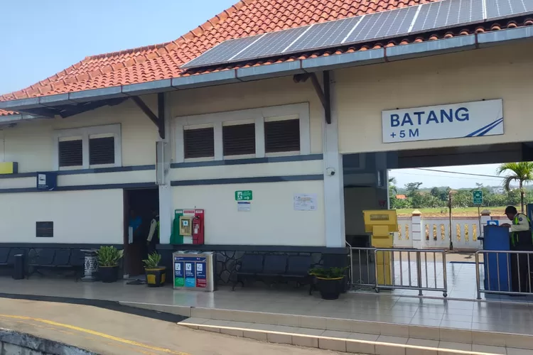 Suasana Stasiun Batang yang telah mempunyai jam keberangkatan tambahan. (dok)