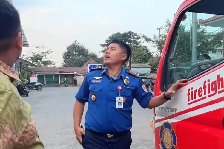 Ade Bhakti dan Petugas Damkar "Diprank" Laporan Kebakaran, Sudah Berangkat Lumayan Jauh (IG @adebhakti)