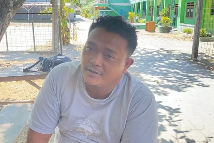 Deni Setiawan, warga sekitar MA Yasua yang jadi lokasi murid bacok guru di Demak.  (Ayosemarang.com/ Audrian Firhannusa)