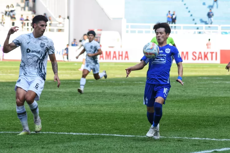 Taisei Marukawa saat bermain untuk PSIS Semarang. Pemain asal Jepang ini dalam pertandingan terakhir mengalami cedera.  ((Ayosemarang.com/ Audrian Firhannusa))