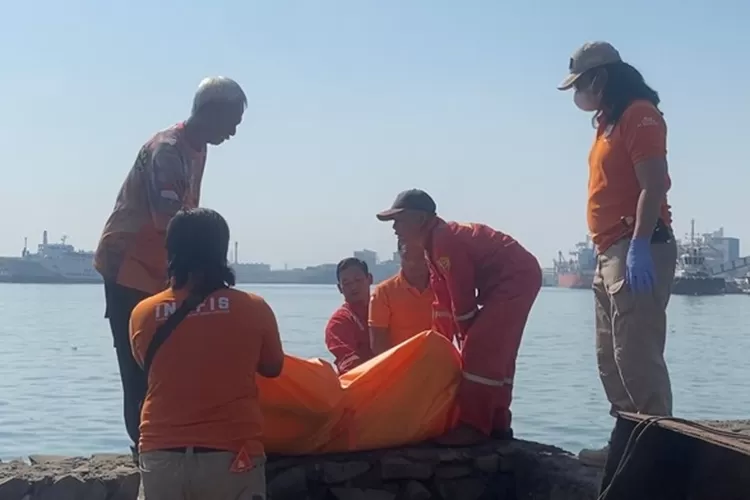 Tim Inafis Polrestabes mengevakuasi mayat pria tanpa identitas di pelabuhan Tanjung Emas Semarang.  (Istimewa)