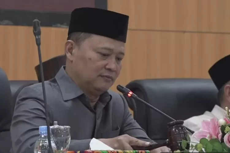 Ketua DPRD Kabupaten Demak H.S Fahrudin Bisri Slamet saat memimpin Rapat Paripurna ke 25 di Ruang Rapat Paripurna DPRD Demak