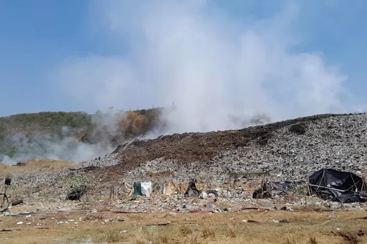 Kebakaran di TPA Jatibarang Semarang. Damkar masih memperpanjang situasi gawat darurat. (Ayosemarang.com/ Audrian Firhannusa)
