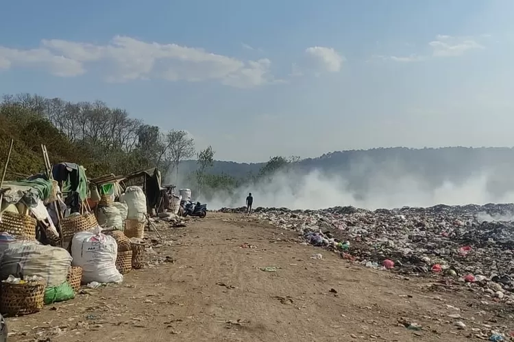Meski Banyak Asap Pemulung TPA Darupono Baru Tetap Mengais Sampah&nbsp;(Edi Prayitno/ kontributorr Kendal)