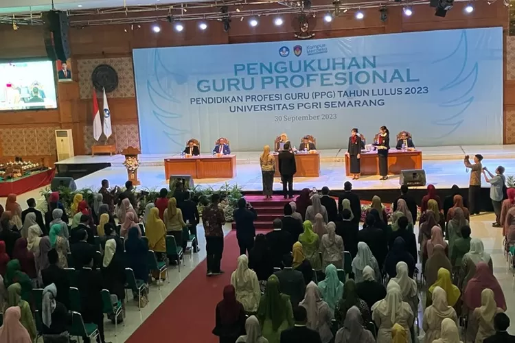 Pengukuhan  guru profesional Pendidikan Profesi Guru (PPG) 2023 UGRIS di Balairung kampus UPGRIS, Sabtu 30 September 2023.  (arri widiarto)