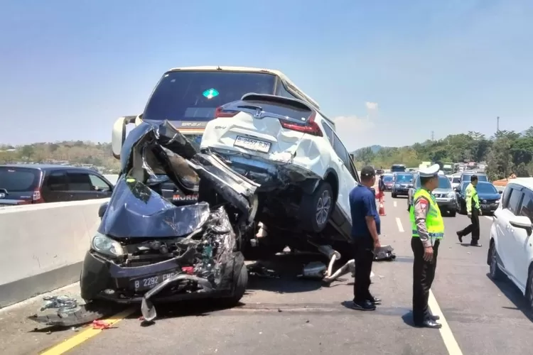 Polisi melakukan pengamana usai kecelakaan di Tol Ungaran Semarang.  ((Polda Jateng))