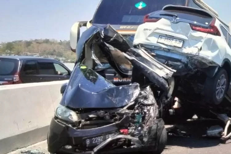 Mobil-mobil yang ringsek dalam kecelakaan di Tol Ungaran Semarang.  ((Polda Jateng))