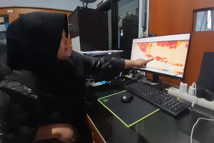 Prakirawan dari Kantor BMKG Stasiun Meteorologi Ahmad Yani Rany Puspita Eka Wati saat menjelaskan kenapa suhu panas di Semarang pada Oktober masih tinggi.  ((Ayosemarang.com/ Audrian Firhannusa))