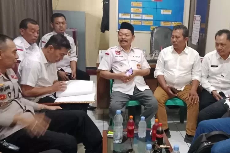 Para Kades Tulis saat menghadap Kapolsek Tulis  (foto: Muslihun kontributor Batang.)