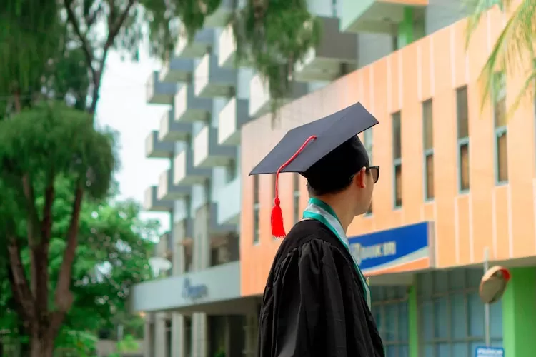 Ilustrasi. 4 jurusan kuliah yang lulusannya langsung dapat gaji tinggi. Apa saja? (Unsplash.com/Harati Project)