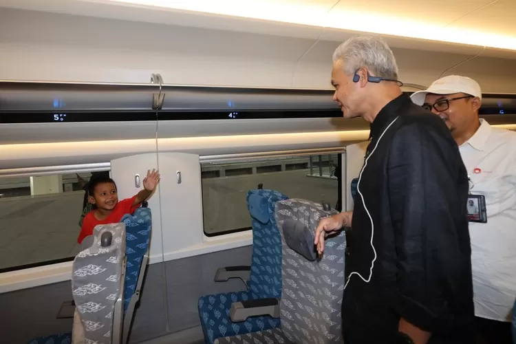 Gubernur Jateng Ganjar Pranowo saat menyapa anak-anak ketika menjajal kereta cepat Whoosh.  ((Tim Ganjar))