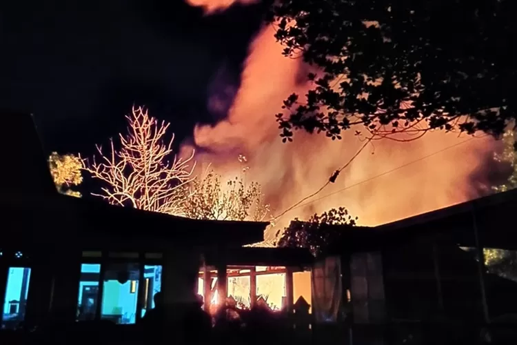 Kebakaran gudang barang bekas di Desa Pidodo Kulon Patebon Selasa dinihari diduga akibat pembakaran sampah.  (edi prayitno/kontributorr Kendal)