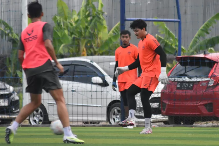 Adi Satryo kiper utama PSIS Semarang sudah mulai berlatih bersama tim jelang lawan Rans Nusantara. ( ((Ayosemarang.com/ Audrian Firhannusa))