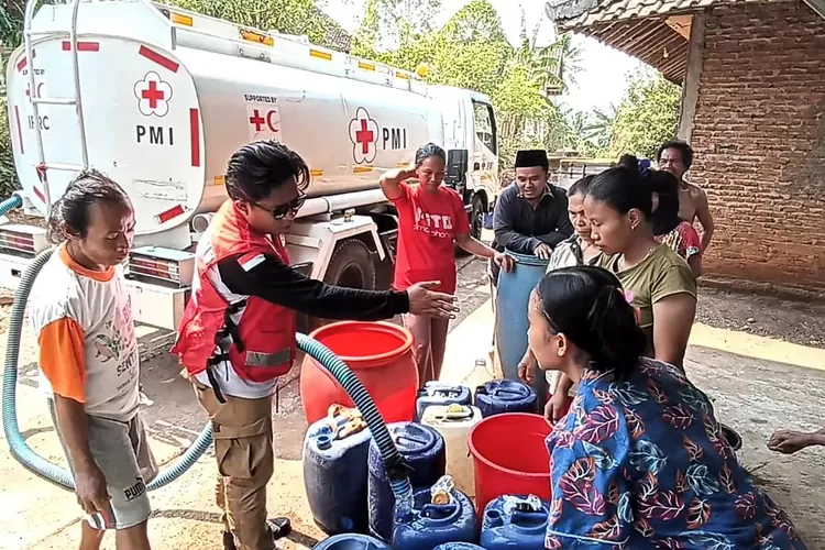 Warga Dusun Manggungmangu Desa Sidodadi antre mengambil bantuan air bersih dari PMI Kendal Kamis 5 Oktober 2023.  ((Edi Prayitno/ kontributor Kendal))
