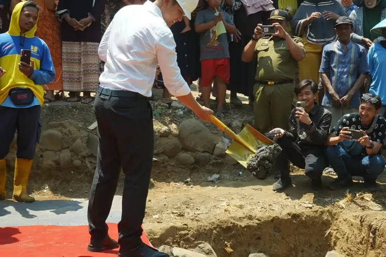 Bupati Kendal melakukan groundbreaking jembatan gantung Gempolsewu Kamis 05 Oktober 2023.  ((edi prayitno/kontributor Kendal))
