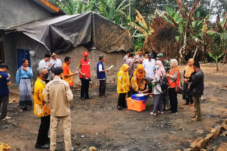 Korban Kebaran Rumah di Batang Dapat Bantuan Rp12,5 Juta dari PMI Batang/ dok.