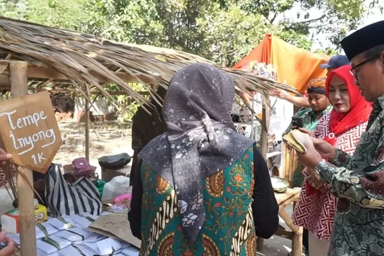 Pasar Ndoro Bei di halaman pendopo Notobratan Kadilangu, Demak  (ivo)