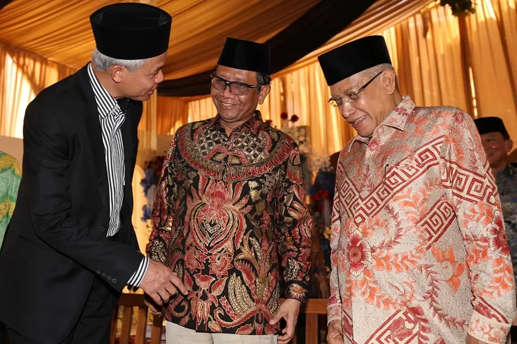 Bakal calon presiden (capres) 2024 Ganjar Pranowo dan Menkopolhukam Mahfud MD, kompak menghadiri pernikahan keponakan mantan Ketua Umum PBNU, KH Said Aqil Siroj di Ponpes KHAS Kempek Cirebon, Minggu 8 Oktober 2023.  (dok)