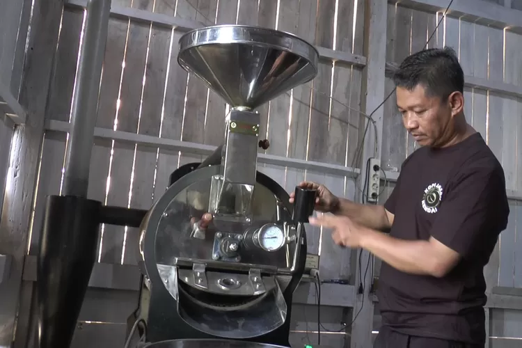 Kusnan pelaku UMKM kopi dari Desa Tamanrejo saat meroasting biji kopi dengan alat bantuan Pemprov Jateng. (edi Prayitno/kontributorr Kendal)