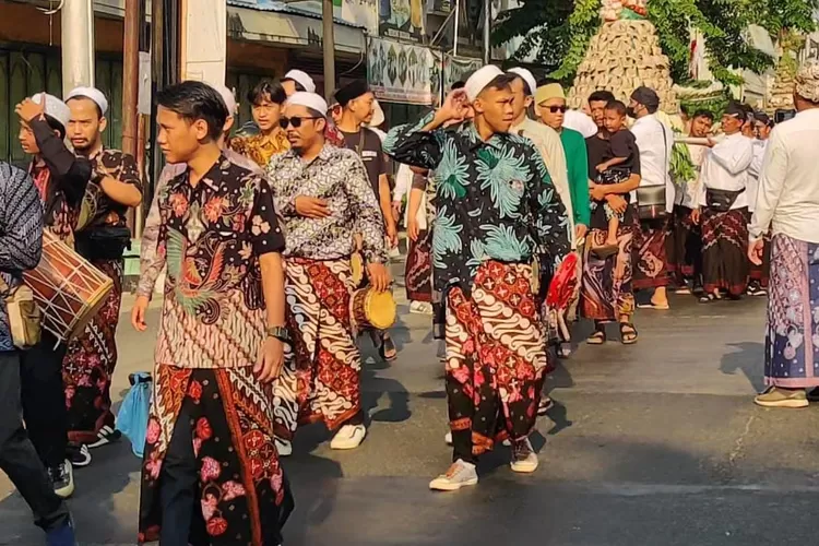 Kirab Busana Sarung dan Tapeh Batik/ Muslihun (kontributor Batang)