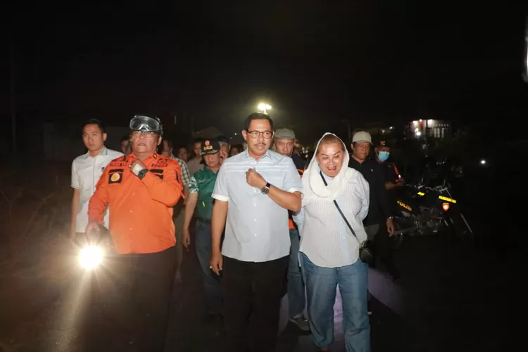 Pj Guberjur Jateng Nana Sudjana saat menyambangi TPA Jatibarang bersama Wali Kota Semarang Hevearita Gunaryanti Rahayu. (Humas Jateng)