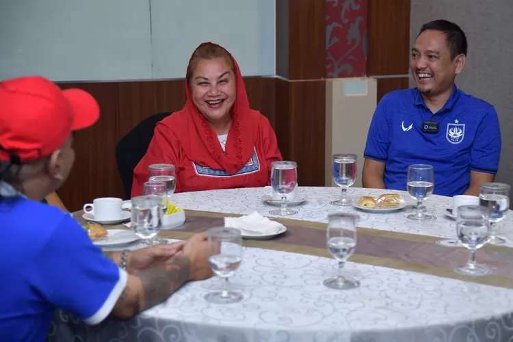 Wali Kota Semarang Hevearita Gunaryanti Rahayu saat duduk satu meja dengan CEO PSIS Semarang Yoyok Sukawi.  ((PSIS))