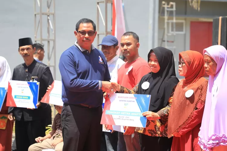 PJ Gubernur Jateng Nana Sudjana saat menyerahkan program TKSK di  Batang.  ((Humas Jateng))