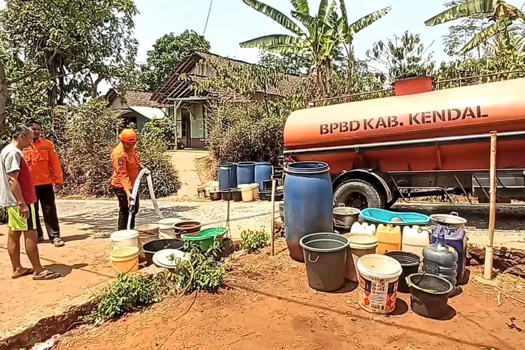 BPBD Kendal menyalurkan bantuan air bersih (Edi Prayitno/ Kontributorr Kendal)
