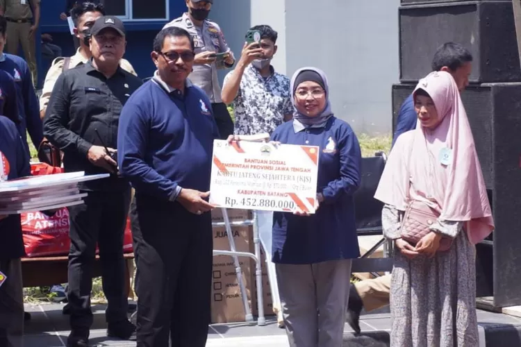 Pj Gubernur Jateng Gunernur Jateng Nana Sudjana menyerahkan banyuan kepada Pj Bupati Batang Lani Dwi Rejeki.  (Foto: Muslihun kontributor Batang.)