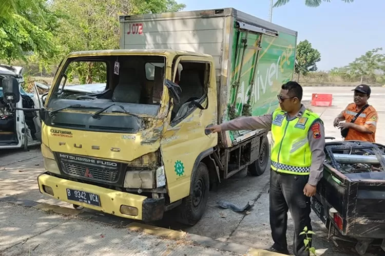 Anggota Satlantas Polres Batang menunjukan truk alamai kecelakaan tunggal di Tol Batang. (dok)