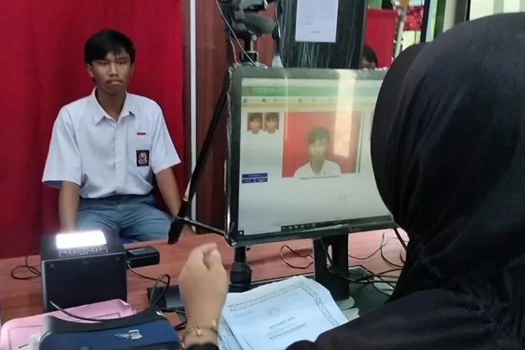 Petugas operastor Disdukcapikl Batang lakukan perekaman e-KTP.  (dok)